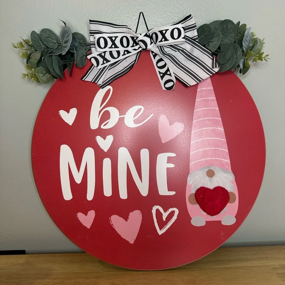Round Wooden‎ Valentines Day ‘Be Mine’ Gnome Hanging Wall Or Door Sign